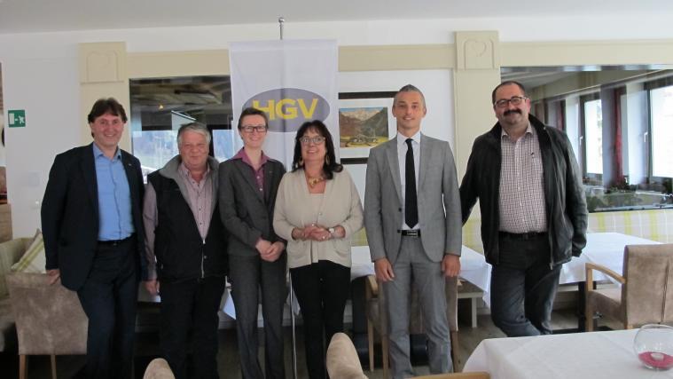 Von links: Verbandssekretär Helmuth Rainer, Vizebürgermeister Franz Heinisch, HGV-Vizedirektorin Ester Demetz, Ortsobfrau Patrizia Reinstadler, Elmar Premstaller, Leiter der Abteilung IT / Online-Marketing im HGV Bozen, und Bürgermeister Hartwig Tschenett.